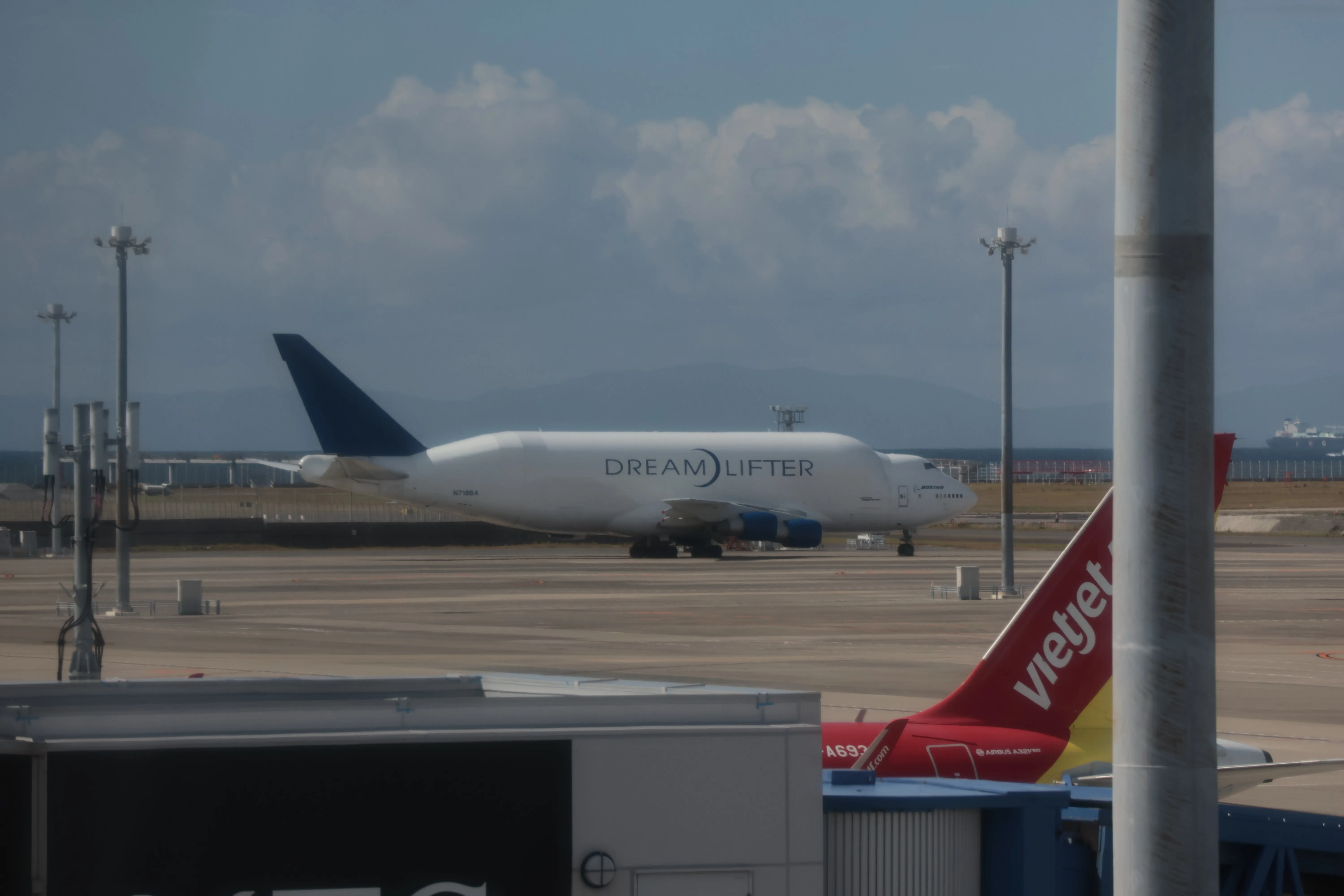 ドリームリフターがいた。でかい